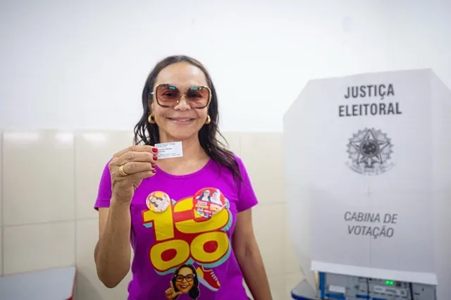 Ivoneide Caetano vota em Camaçari e reforça importância da democracia