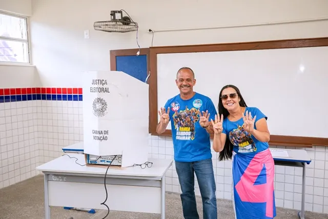 Elinaldo Araújo vota em Camaçari e demonstra confiança no resultado das eleições