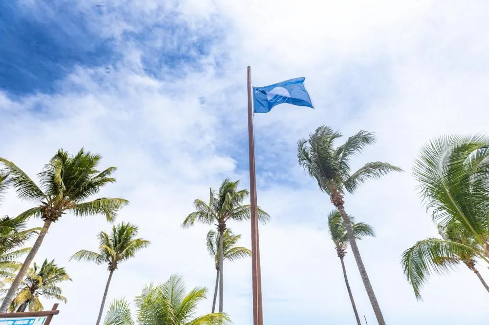Camaçari se destaca no Nordeste e amplia de duas para quatro as praias certificadas pelo Bandeira Azul