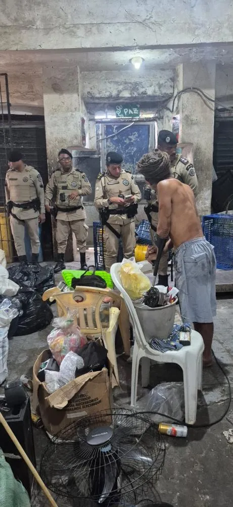 Idoso é encontrado em possível situação de cárcere privado em ferro-velho de Salvador