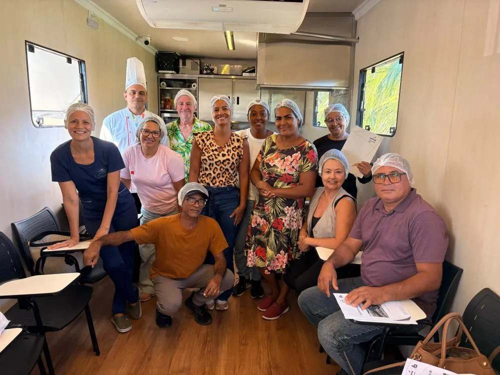 Carreta-escola de Gastronomia inicia novos cursos e expande qualificação na orla de Camaçari 