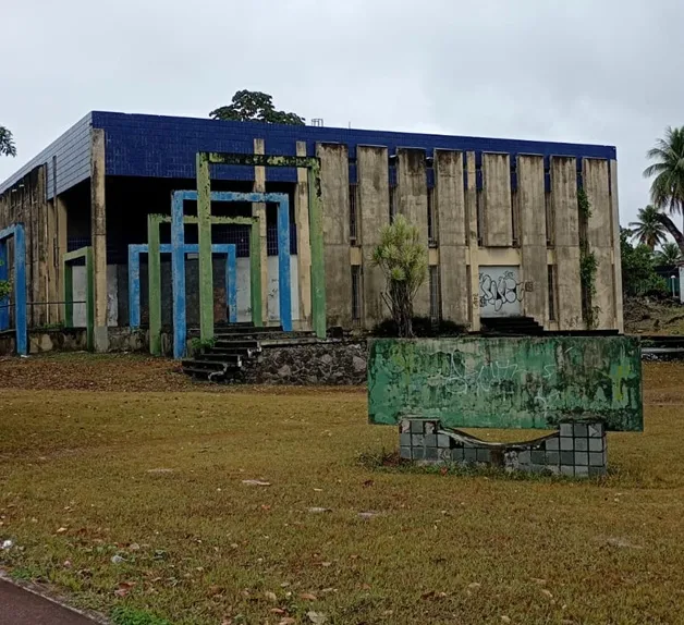Prédio abandonado pode se transformar em extensão da Uneb no Centro de Camaçari